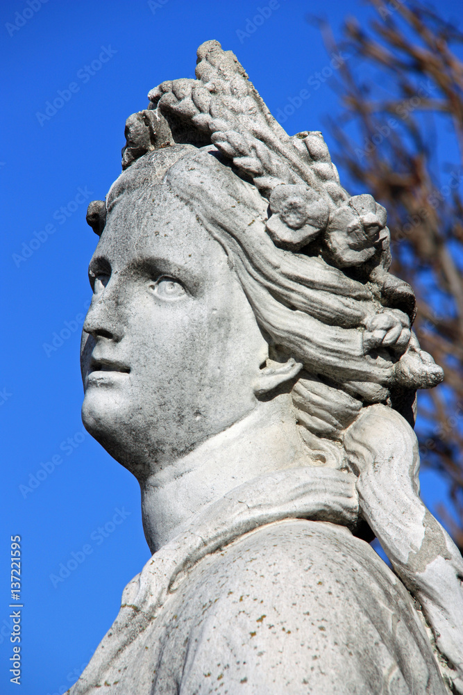 Buste de femme en marbre au jardin des Tuileries à Paris, France