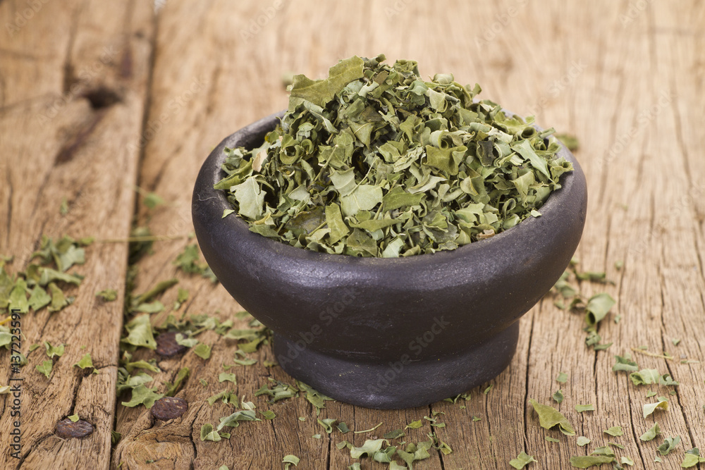 Dust and moringa leaves on wooden background
Dust and moringa leaves on wooden background