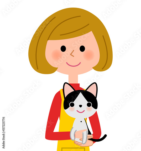 猫を抱くエプロンの女性
