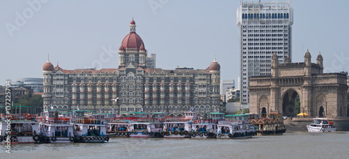Slika na platnu Mumbai passenger ferries moored in front of the Gateway of India arch at the sou