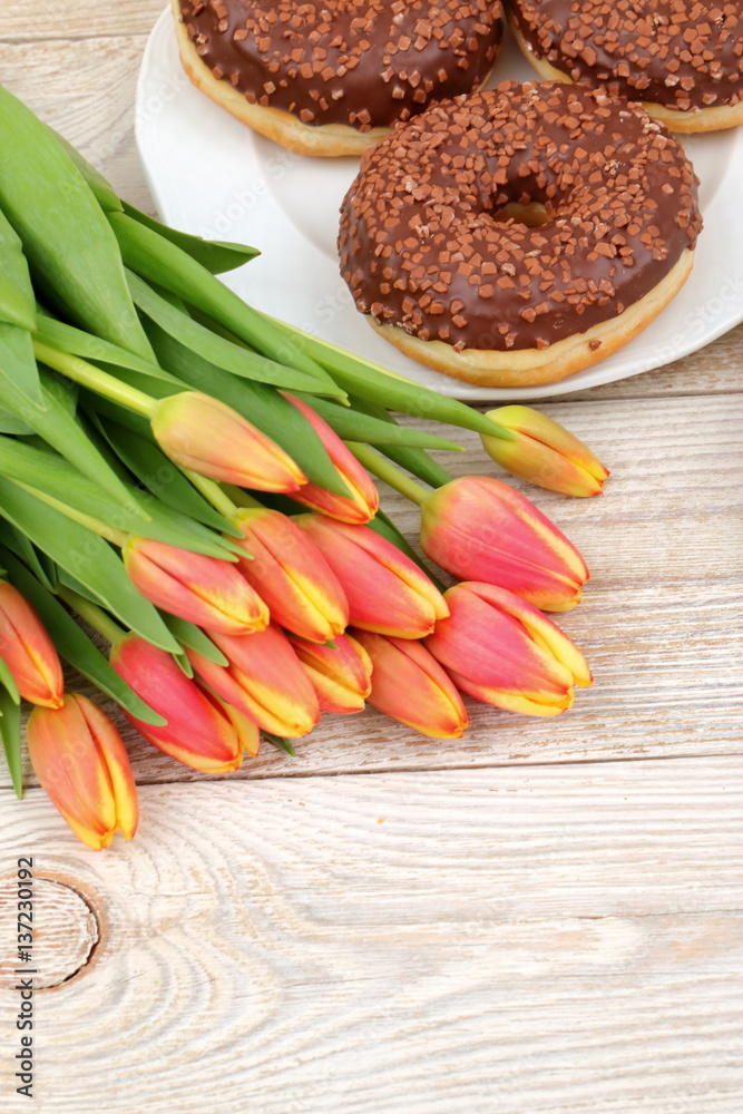 Pączki w towarzystwie tulipanów.