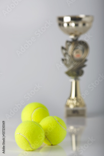 Теннисный мяч на фоне кубка