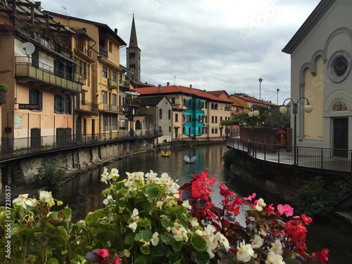 In der Stadt Omegna entlang dem Fluss