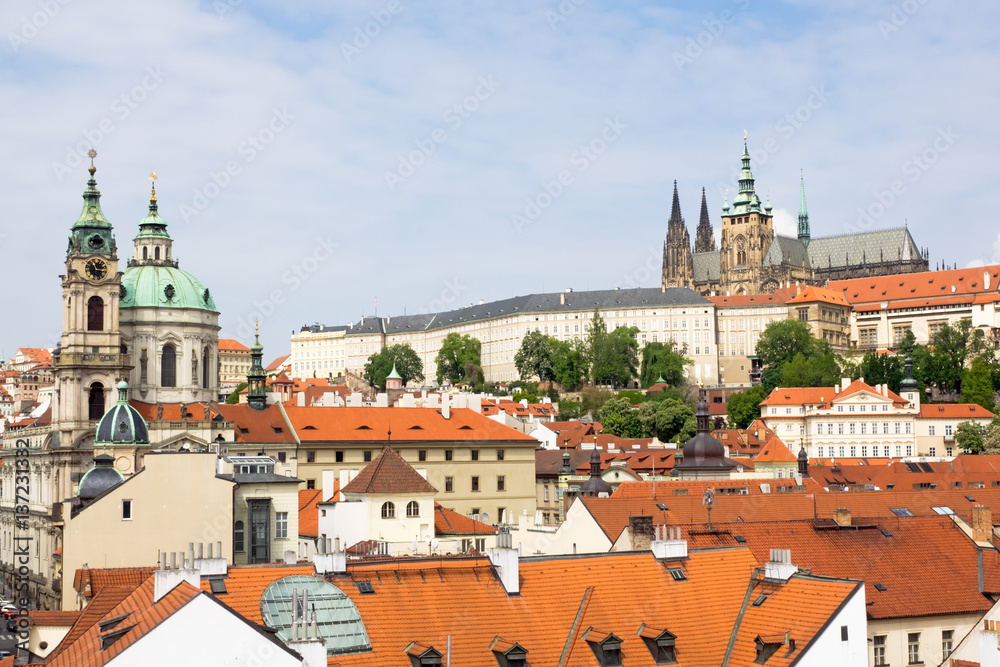 Stadtbild von Prag, Tschechien, mit Prager Burg Hradschin, Veitsdom und Kirche St. Nikolaus