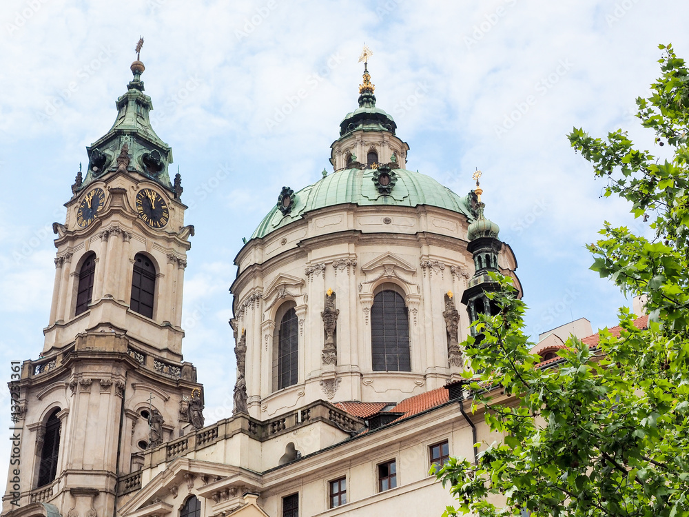 Außenaufnahme der Kirche St. Nikolaus in Prag, Tschechien