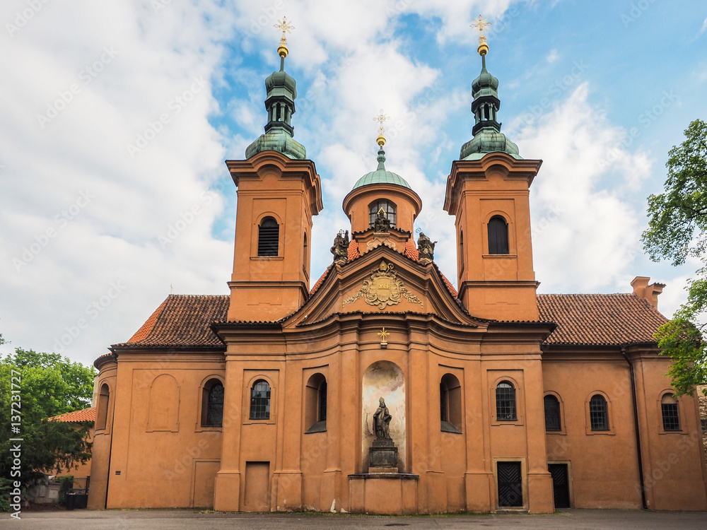 Außenaufnahme der St.-Laurentius-Kirche in Prag, Tschechien