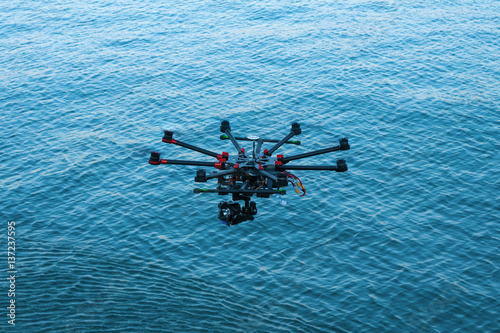 drone in volo sul mare