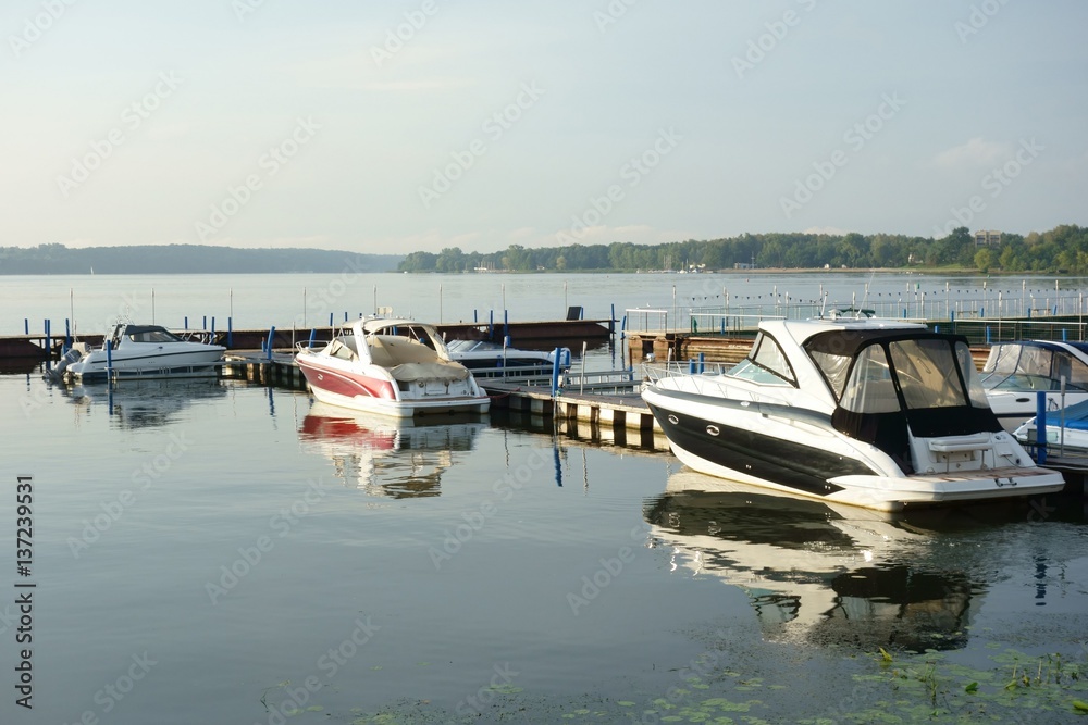 Fototapeta premium Anlegestelle mit Motorbooten am See
