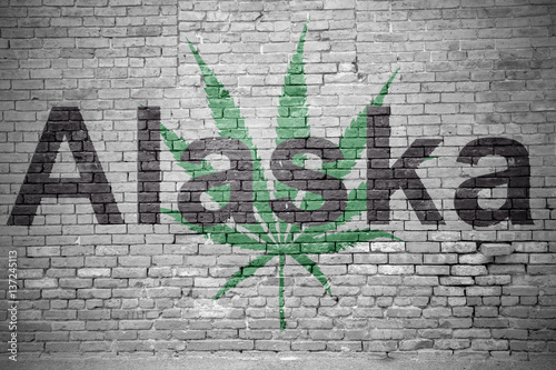 Hanfblatt Alaska Cannabis an Ziegelsteinmauer
