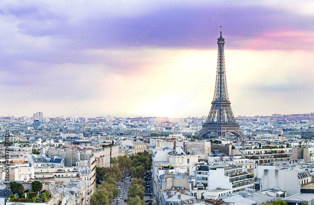 Obraz Wieczorna wieża Eiffla i widok na panoramę Paryża tworzą łuk triumfu. Wieża Eiffla z Champ de Mars, Paryż, Francja. Piękne romantyczne tło.