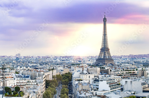 Obraz na płótnie Wieczorna wieża Eiffla i widok na panoramę Paryża tworzą łuk triumfu. Wieża Eiffla z Champ de Mars, Paryż, Francja. Piękne romantyczne tło.