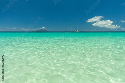 Fototapeta Naklejka Na Ścianę i Meble -  Seychelles. Transparent turquoise water and blue sky on the background.