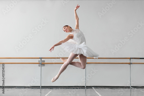 Fototapeta Naklejka Na Ścianę i Meble -  Female ballet dancer keep the rack in class