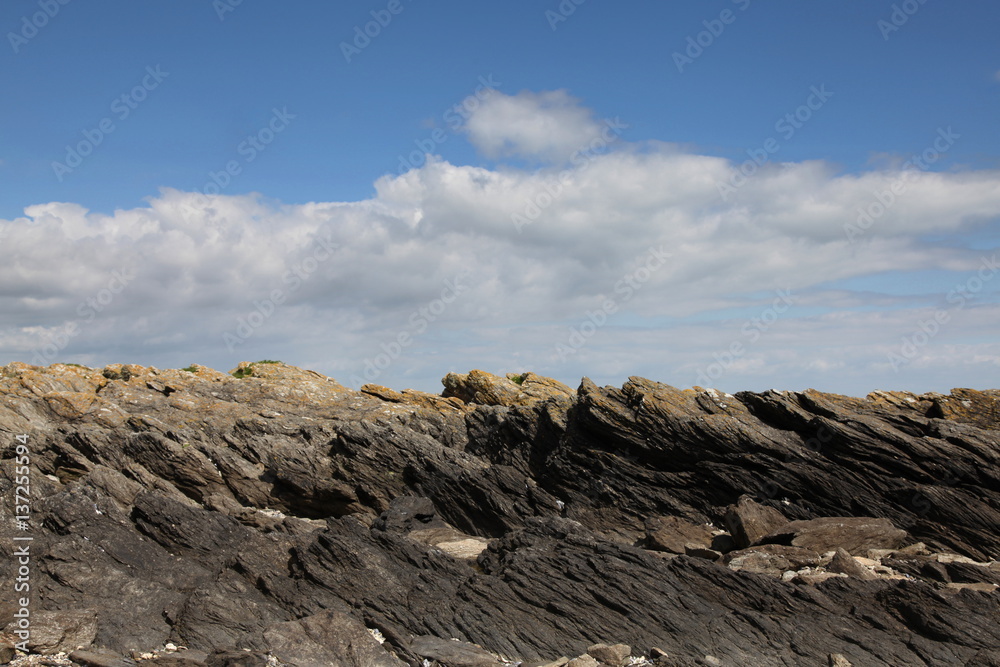 Plissement des roches face à l'océan.