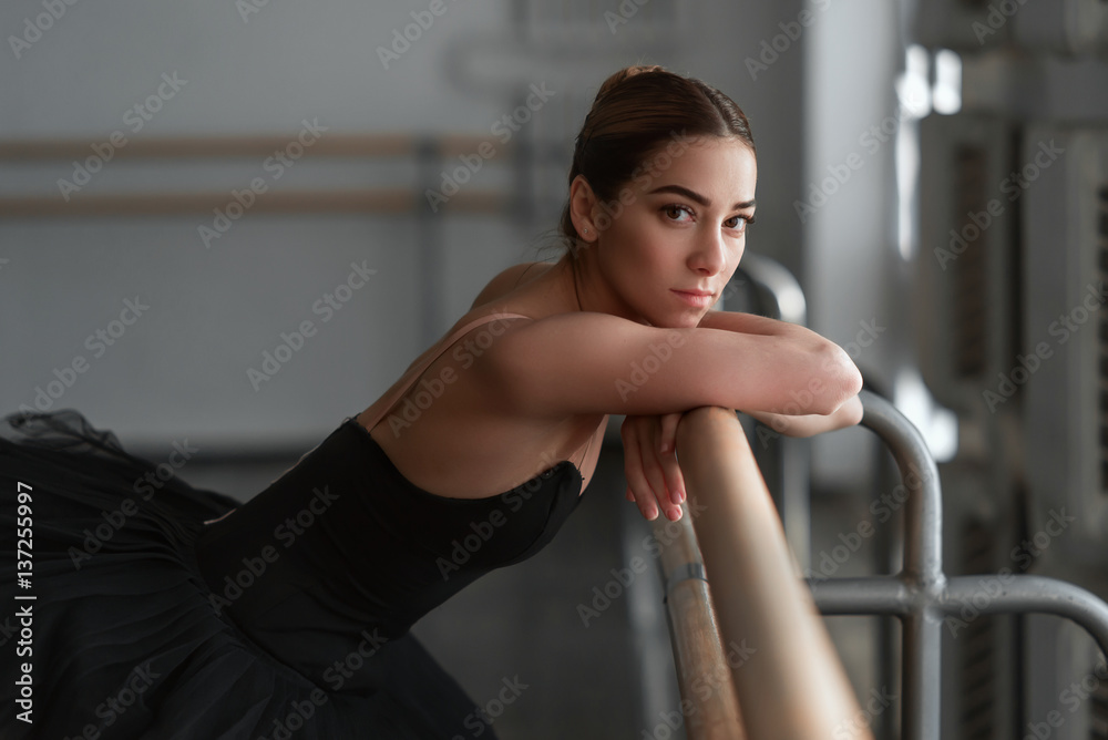 Obraz premium Female ballet dancer resting after rehearsal
