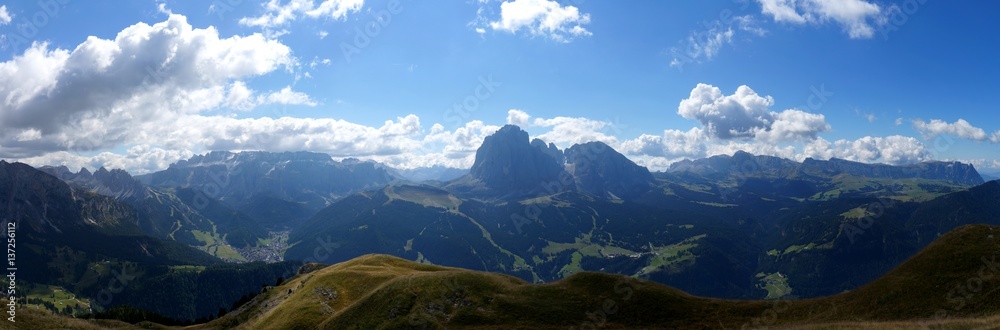 Obraz premium Traumhafte Panorama Aussicht auf Südtiroler Bergwelt im Grödner Tal auf Langkofel Gruppe / Sella / Seiser Alm 