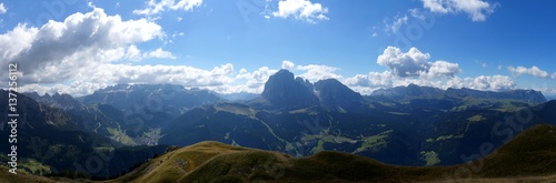 Traumhafte Panorama Aussicht auf S  dtiroler Bergwelt im Gr  dner Tal auf Langkofel Gruppe   Sella   Seiser Alm 