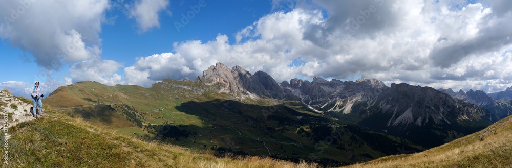Traumhafte Panorama Aussicht auf Alm und umliegendes Gebirge in Südtirol / Gröden / Mastle Alm / Puez Geisler