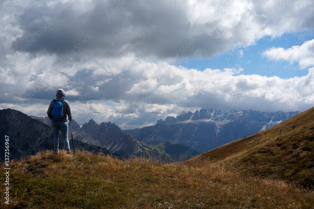 Obraz premium Wanderin genießt traumhafte Aussicht bei dramatischen Wolkenspiel