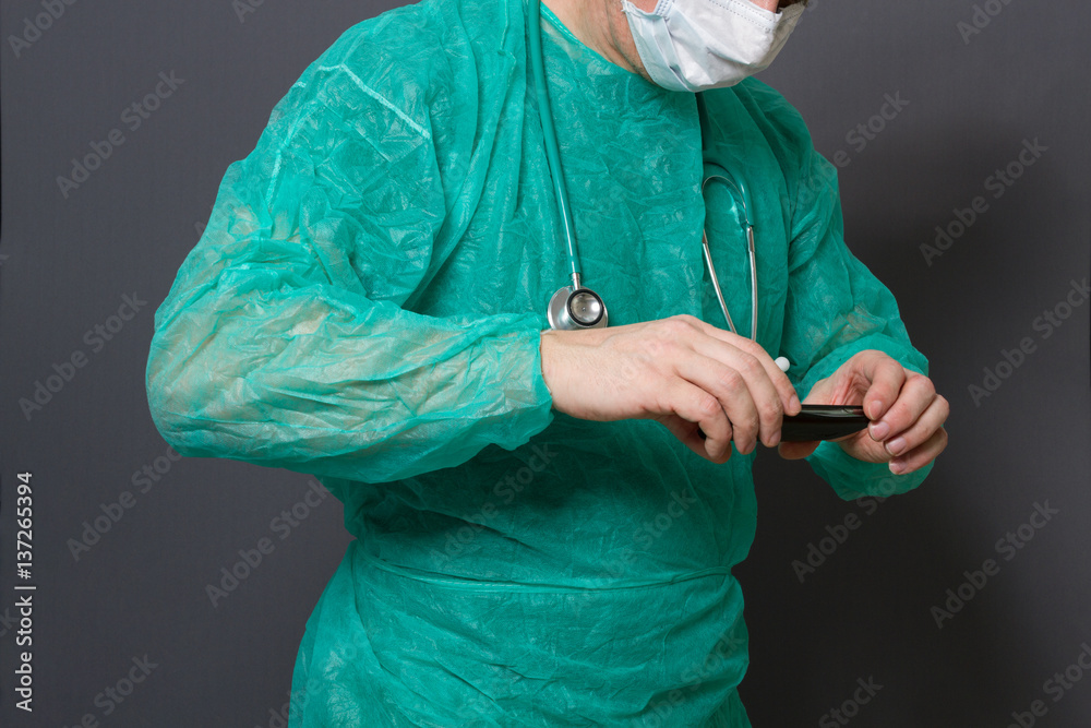 Mediziner spitzelt mit Handy