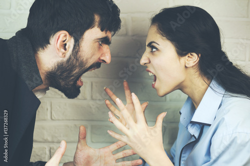 Fotografie couple yelling at each other