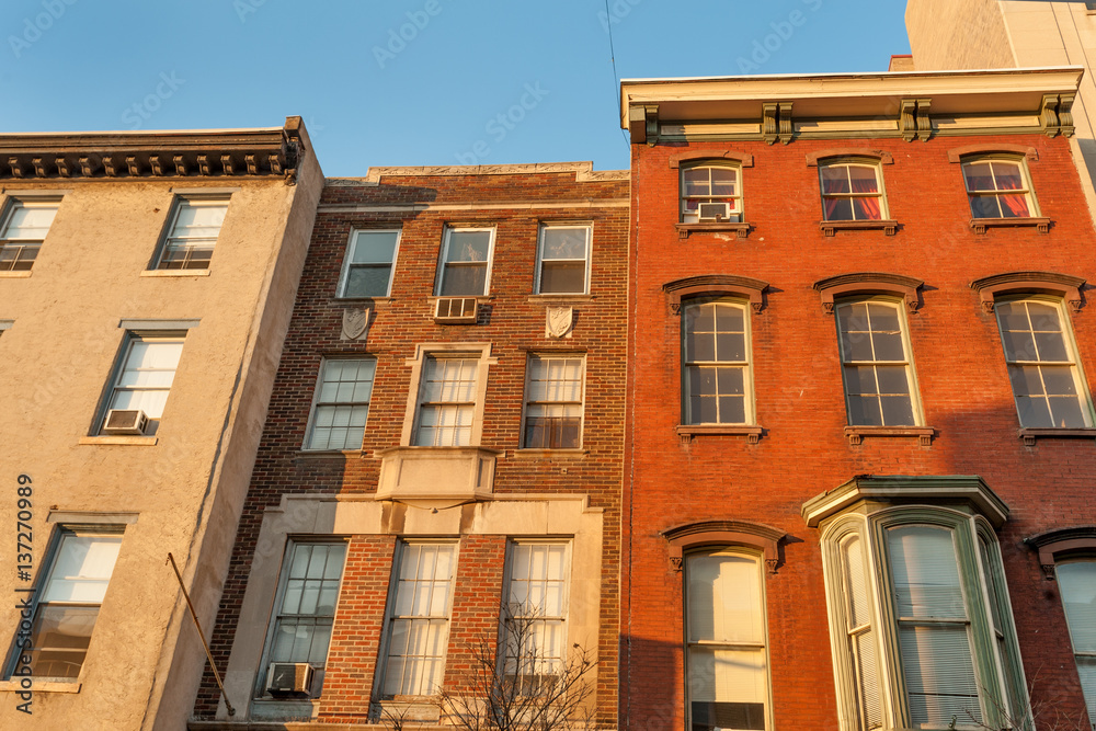 Fototapeta premium Colorful old townhouses on historic Chestnut street in Philadelphia Center City 
