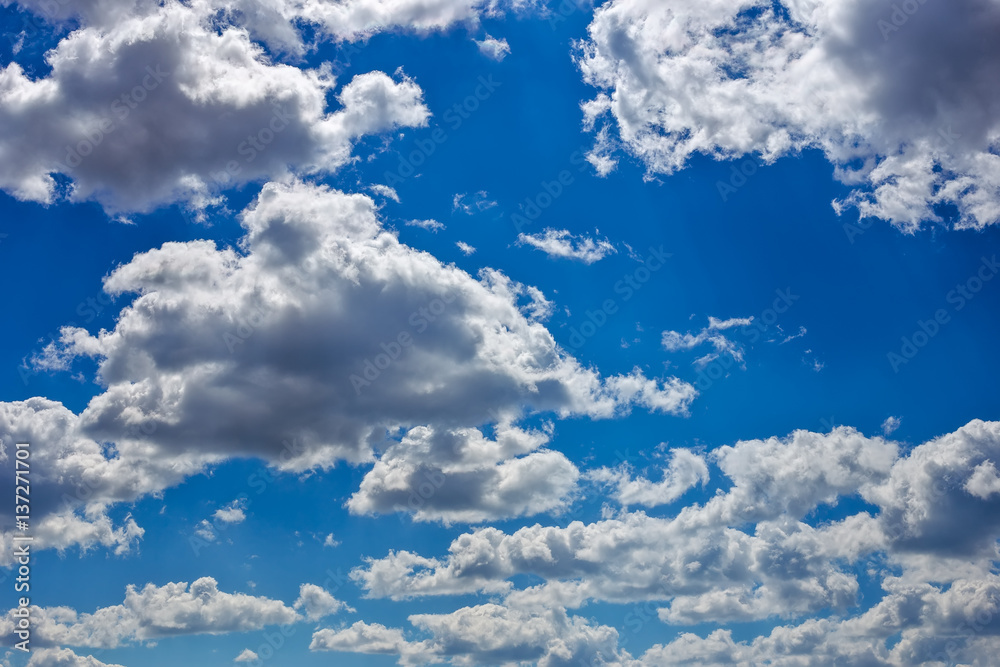 Obraz premium Blue sky background with fluffy clouds