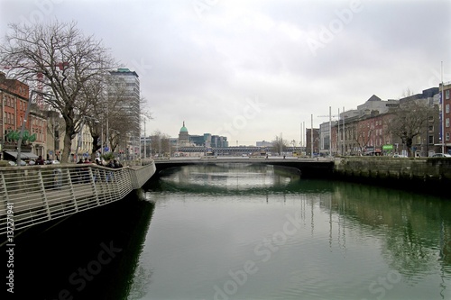 Canvas Print Dublin city center - Bridge by the river
