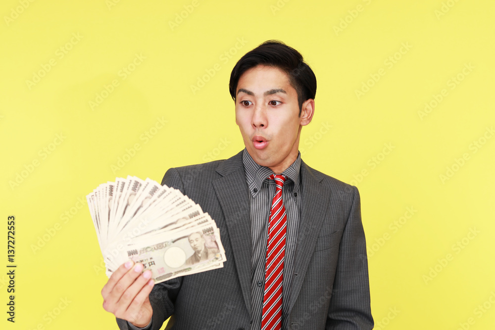 紙幣を持つ男性
紙幣を持つ男性