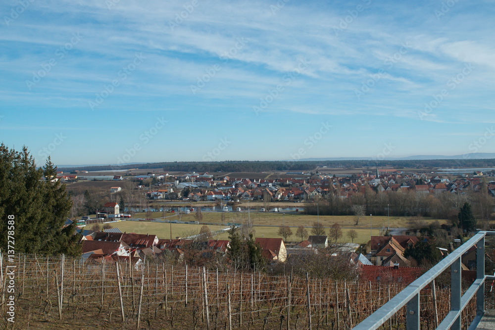Fototapeta premium Mainstockheim Aussichtsplatzform mit Blick auf den Main u nach Albershofen