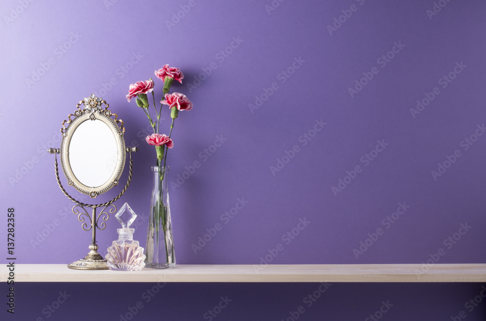 紫色の壁と棚のある部屋