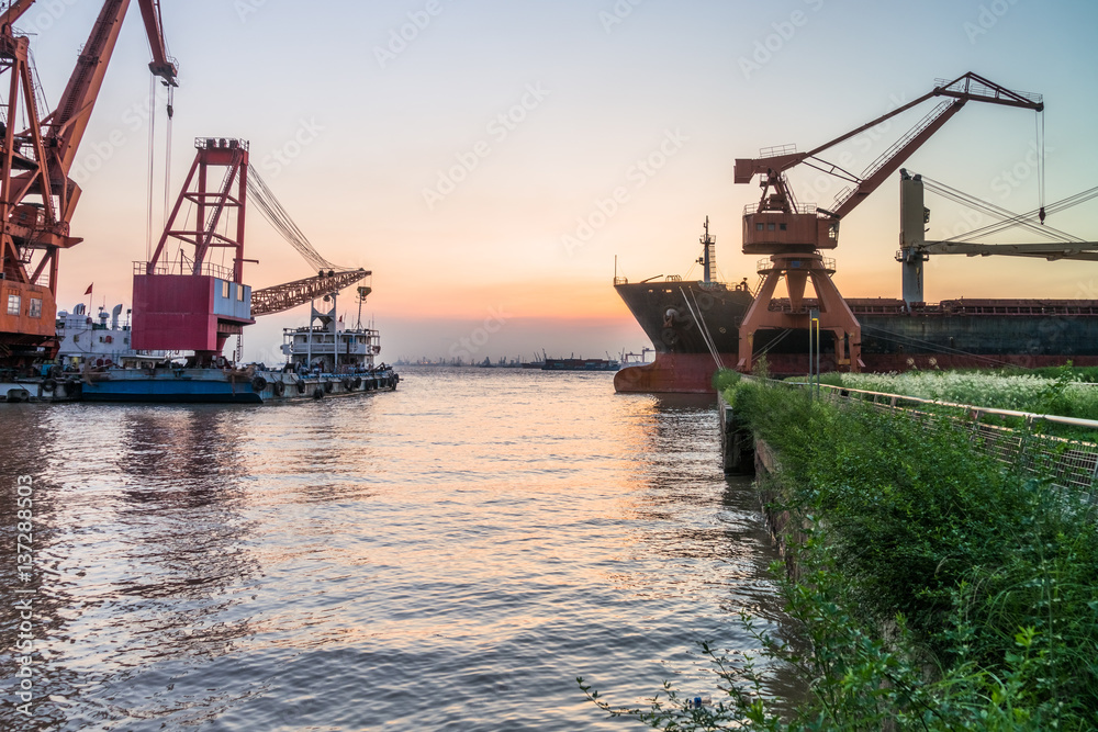 Obraz premium Cargo container ship at harbor in city of China.