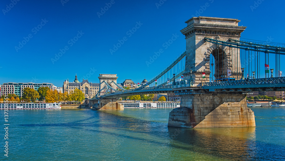 Obraz premium Chain Bridge in autumn