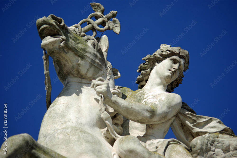 Statue équestre au jardin des Tuileries à paris, France