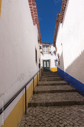 Leere schmale Straße in Obidos, Portugal © kelifamily