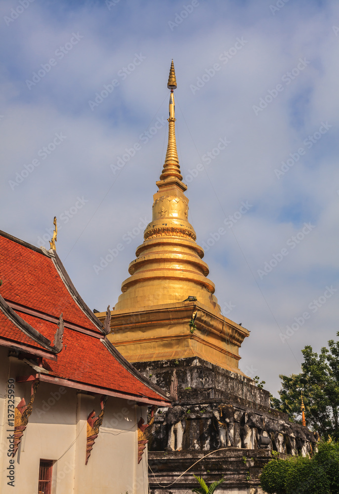 Fototapeta premium Beautiful golden pagoda