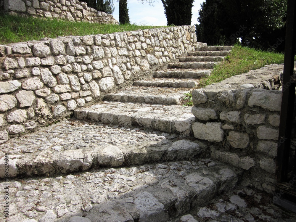 каменная лестница в средневековом замке