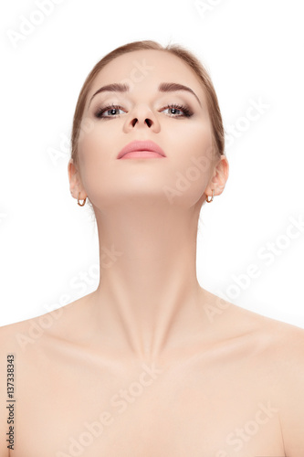 Fotografia portrait of female neck on white background closeup. girl with c
