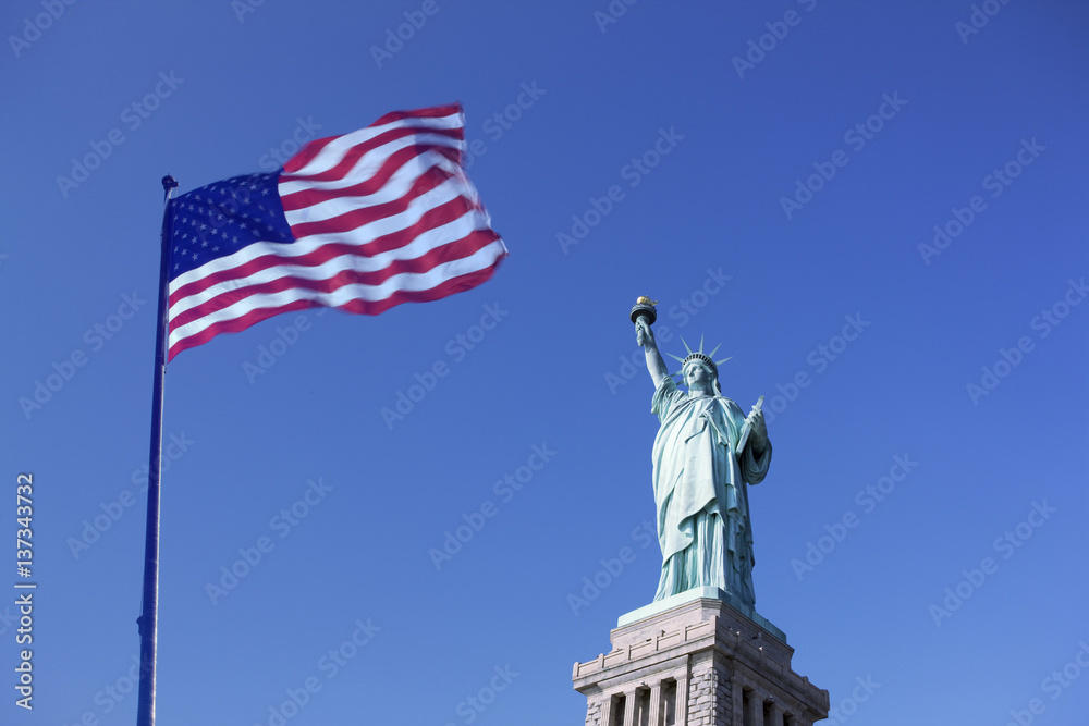 Fototapeta premium Statue of Liberty and the US Flag