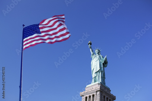 Statue of Liberty and the US Flag © conceptualmotion