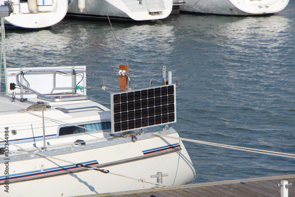 Panneau solaire sur le pont d'un voilier Photos | Adobe Stock