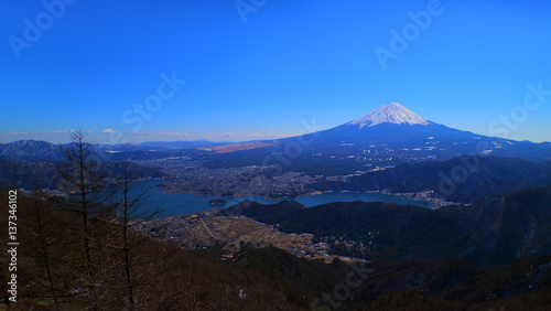 御坂山地不逢山付近からの青空快晴の富士山