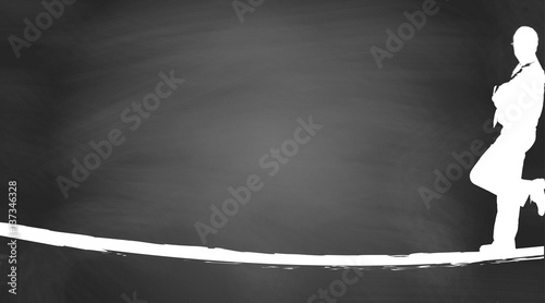Geschäftsmann mit Blick nach vorne auf Kreidetafel
