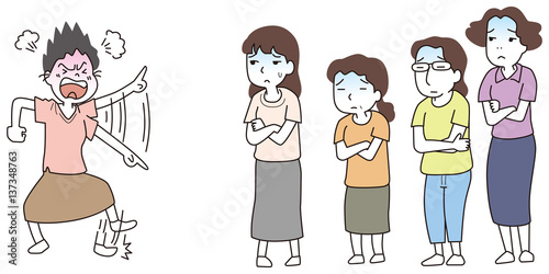 文句を言う女性と困る女性達