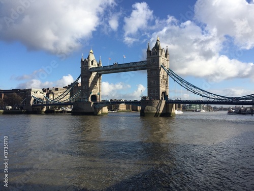 Splendido Towe Bridge in una giornata di sole, Londra, Uk