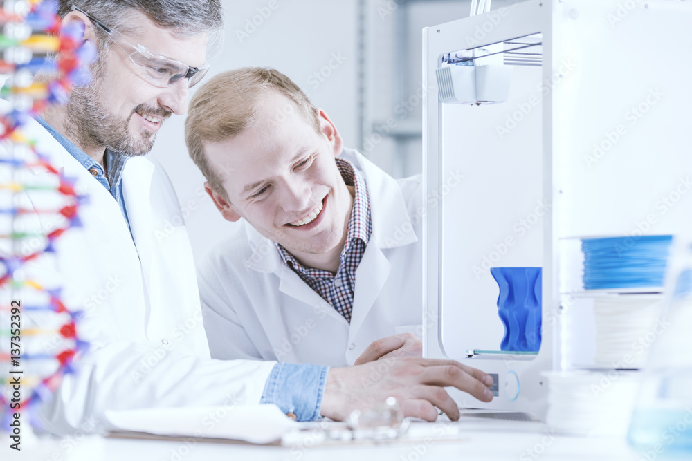 Obraz premium Happy scientist working at laboratory