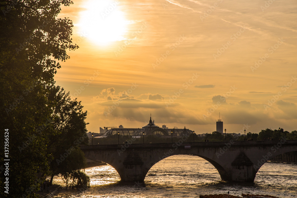 Sonnenuntergang mit Blick auf die Point Alexandre Brücke Paris
