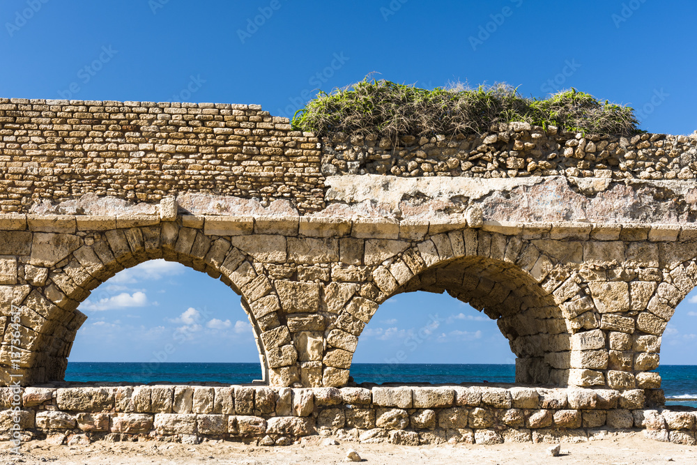 Древний акведук на средиземноморском побережье