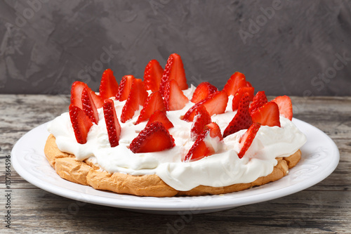 Pavlova cake with strawberries