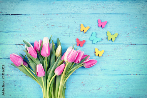 Frühling - frische Tulpen mit Schmetterlingen